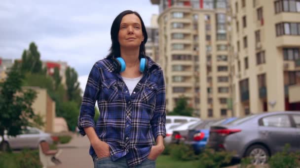 Opálená brunetka žena jde parkoviště v sousedství — Stock video