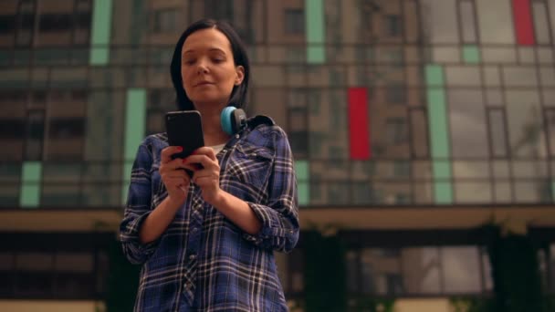 Женщина читает новости на мобильном телефоне — стоковое видео