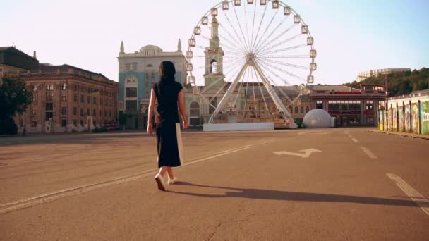 Femme marchant le long de la zone piétonne — Video