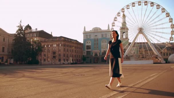 Vrouw alleen wandelingen langs pretpark grondgebied — Stockvideo