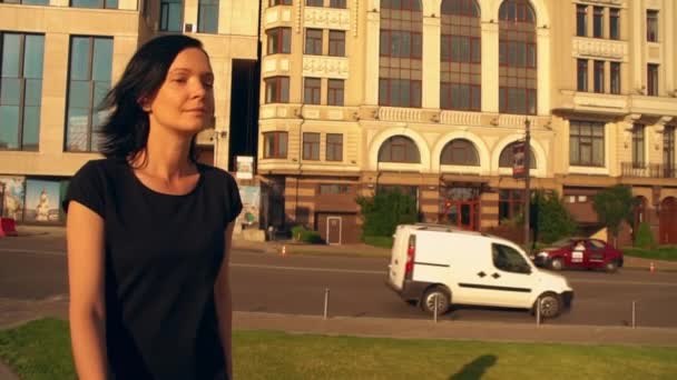 Élégante dame portant noir a une promenade matinale — Video