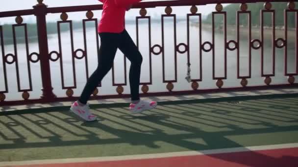 Detalhes feminino jogging — Vídeo de Stock