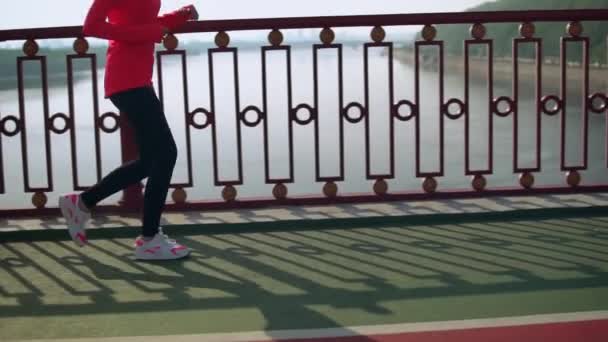 Жінка, біг на відкритому повітрі — стокове відео