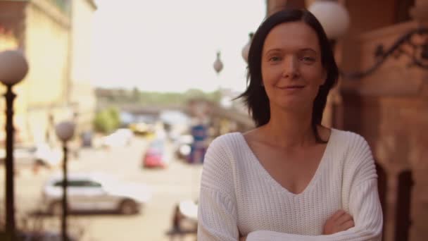 Brune souriante debout près de vieux bâtiment — Video