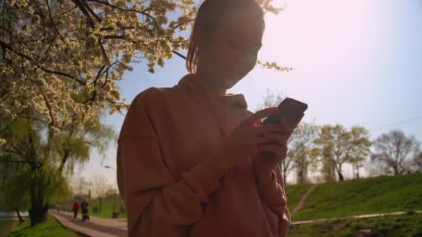 Mujer utilizando aplicación en el teléfono inteligente — Vídeo de stock