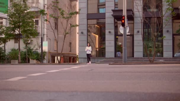Kaukasische Mädchen laufen in der Stadt — Stockvideo