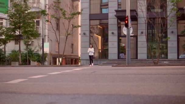 Kaukasische meisje lopen in de stad — Stockvideo