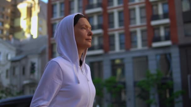 白种女人在城市奔跑 — 图库视频影像
