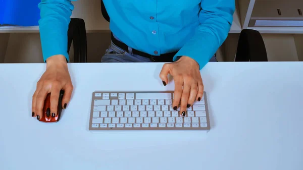 白いデスクのワークスペースで座っているコンピューター ゲーム トップ ビュー認識できない女性 — ストック写真