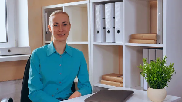 Ritratto Giovane Imprenditore Lavoratore Startup Attraente Donna Caucasica Seduta Sul — Foto Stock