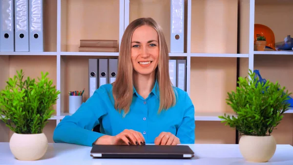 초상화 영역에서 셔츠를 머리를 미소와 카메라를 컴퓨터에 노트북 설정을 작업자 — 스톡 사진
