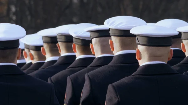 Λευκά Καπέλα Είναι Ντυμένος Για Στρατιώτες Σταθεί Στη Γραμμή Και — Φωτογραφία Αρχείου
