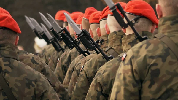 Στρατιώτες Στο Κόκκινο Μπερέ Και Στρατιωτικές Στολές Στέκονται Όπλα Τους — Φωτογραφία Αρχείου