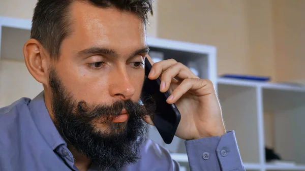 Ritratto Bell Uomo Con Barba Baffi Conversazione Telefonica Giovane Uomo — Foto Stock