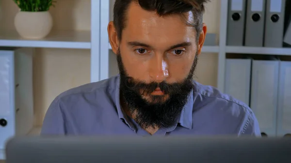 Sekarotuinen Liikemies Kannettavan Tietokoneen Parrakas Mies Istuu Työtilassa Keskittynyt Näytön — kuvapankkivalokuva