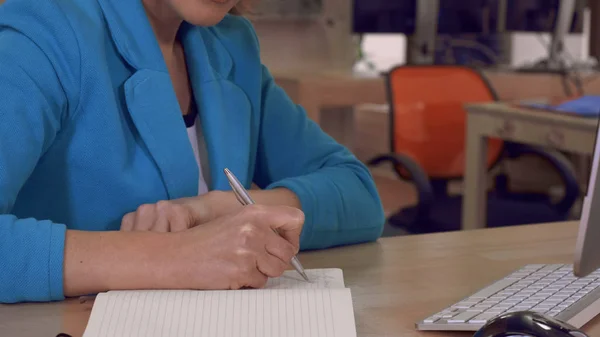 Onherkenbaar Vrouw Schrijven Van Notities Takenlijst Laptop Zit Aan Houten — Stockfoto