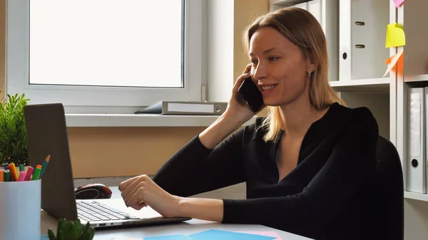 Multitasking Zakenvrouw Zitten Aan Balie Klein Informeel Kantoor Praten Met — Stockfoto