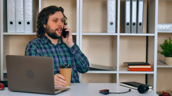 Hipster Man Une Conversation Téléphonique Dans Petit Bureau Décontracté Beau — Photo