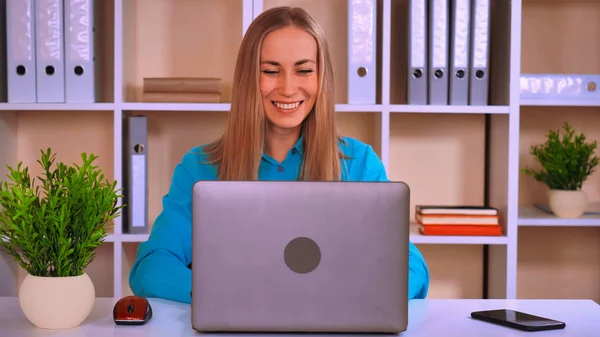 Trabajador Alegre Sentado Escritorio Oficina Moderna Atractiva Joven Mujer Negocios — Foto de Stock