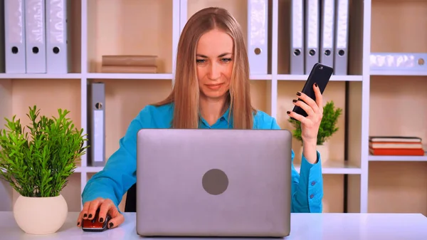 パソコンとスマート フォンを使用してワークスペースで幸せな女は 仕事で肖像画魅力的な白人従業員 — ストック写真