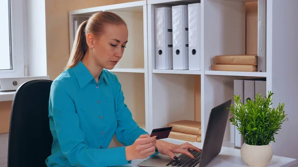 Jonge Kaukasische Vrouw Met Blond Haar Zit Aan Witte Bureau — Stockfoto