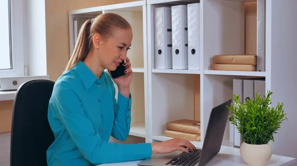 Kaukasische Vrouw Met Laptop Smartphone Multitasking Meisje Heeft Telefoongesprek Met — Stockfoto