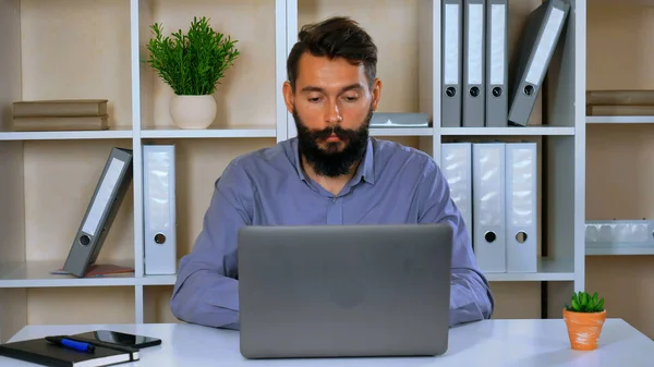 사무실에서 잘생긴 남자는 노트북에 직장에 캐주얼 셔츠를 작업자 — 스톡 사진