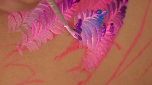 Petryckivka decoratief schilderen op een menselijk lichaam — Stockvideo