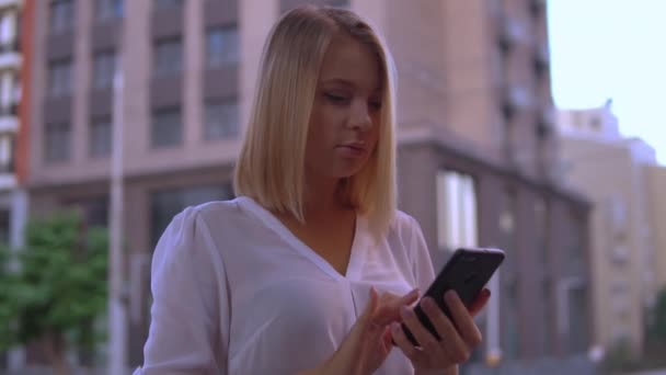 Succesvolle vrouw online chatten in de stad — Stockvideo