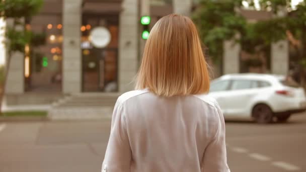 Blond meisje op de weg naar huis — Stockvideo