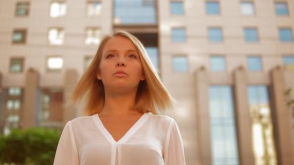 Visage femme promenades dans le quartier des affaires de la ville — Video