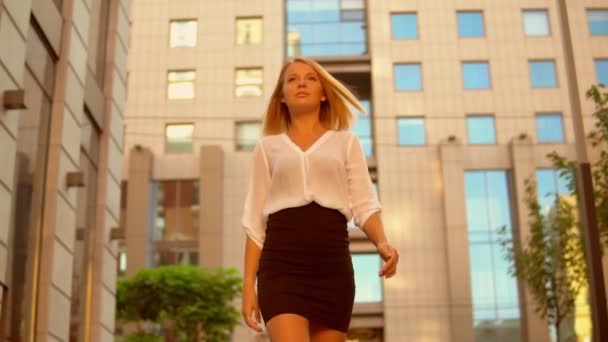 Feliz mujer de negocios caminando en el centro de la ciudad — Vídeos de Stock