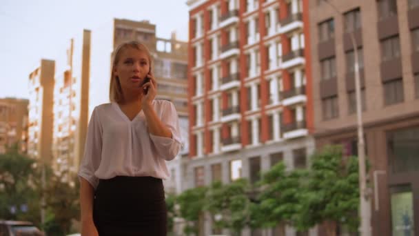 Jeune femme d'affaires a des négociations téléphoniques — Video