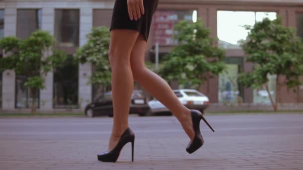 Werkgever lopen langs de weg in stedelijke stad — Stockvideo