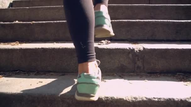 Женщина в спортивной одежде на лестнице — стоковое видео