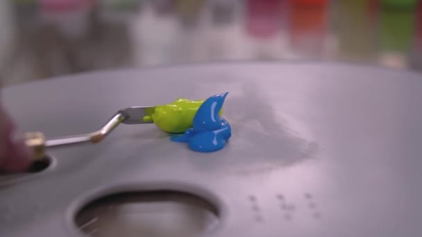 Un artista está mezclando diferentes colores — Vídeo de stock