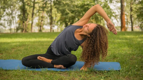 Yoga Meester Zitten Lotus Warming Het Park Doen — Stockfoto