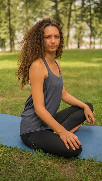 Entrenador Yoga Sienta Loto Mira Cámara Día Verano — Foto de Stock