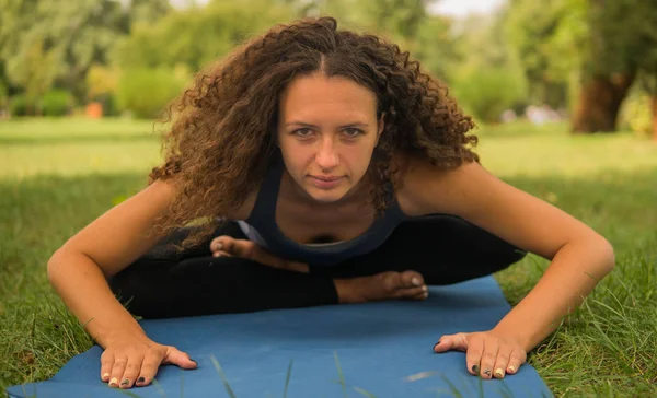 Entrenador Yoga Sienta Loto Inclinado Hacia Adelante Mirando Cámara Retrato — Foto de Stock