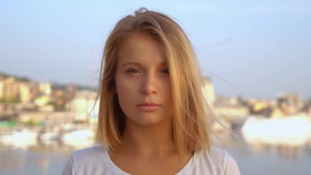 Κινηματογράφηση σε πρώτο πλάνο από την ελκυστική κοπέλα — Αρχείο Βίντεο