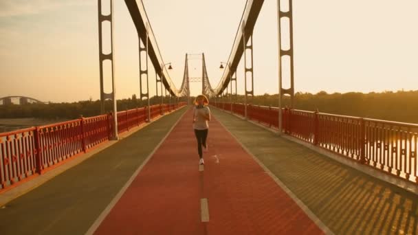 Vista frontale di una donna che fa jogging — Video Stock