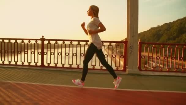 Вид збоку жінки бігунка — стокове відео