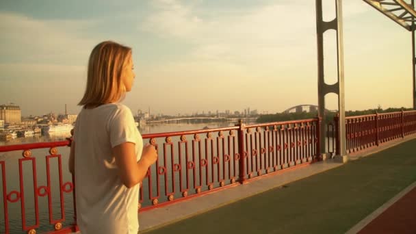 Mulher está começando sua corrida matinal — Vídeo de Stock