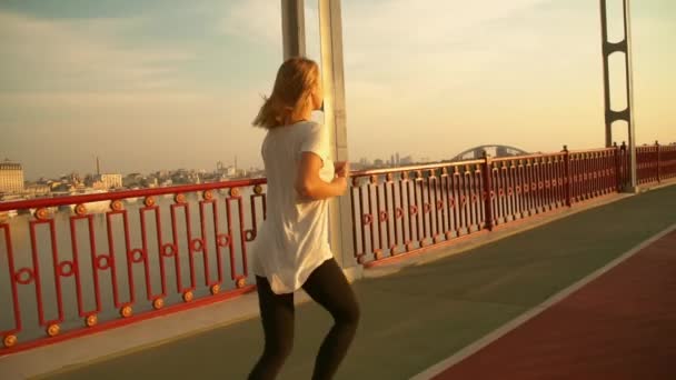 Mujer está corriendo por la balaustrada — Vídeos de Stock