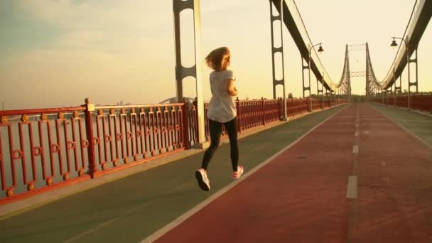 Mujer corre por la mañana — Vídeos de Stock