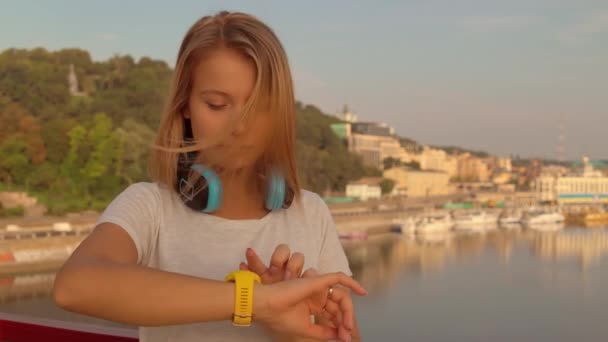Dame utilisant sa montre intelligente pour courir — Video