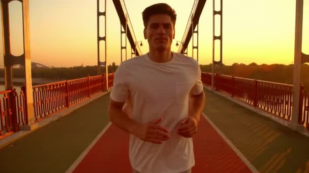 L'uomo corre durante il tramonto — Video Stock