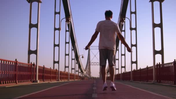 Erkek atlet köprüde atlar — Stok video