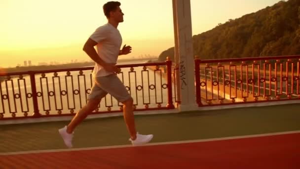Corredor masculino activo haciendo cardio — Vídeos de Stock