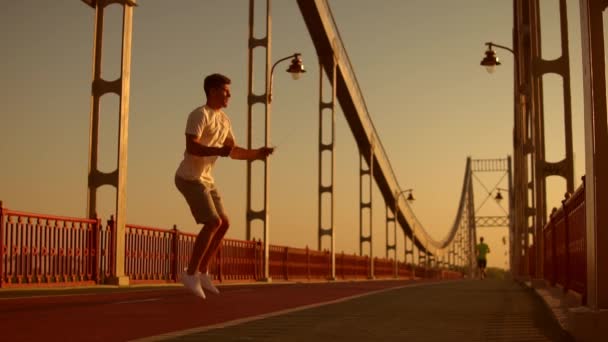 Adam ip atlama egzersiz geçiriyor — Stok video